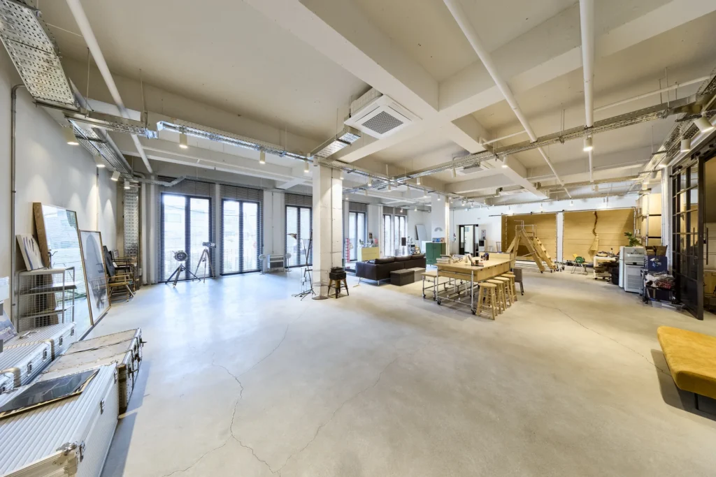 서울 하루킴 스튜디오의 화이트톤 자연광 대형 촬영 공간 전체 전경 Wide interior view of Studio HaruKim, a spacious white daylight production studio in Seoul