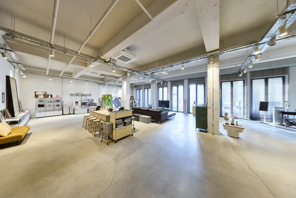 넓은 실내와 자연광 창을 갖춘 하루킴 스튜디오 브랜드 캠페인 촬영 공간 Spacious Studio HaruKim interior with daylight windows for brand campaign shoots in Seoul