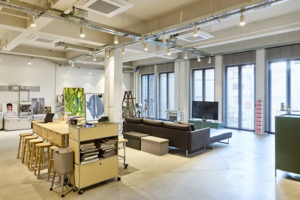 화이트톤 바닥과 높은 천장이 보이는 하루킴 스튜디오 대형 촬영 공간 Large white studio space at Studio HaruKim with high ceiling and open floor area