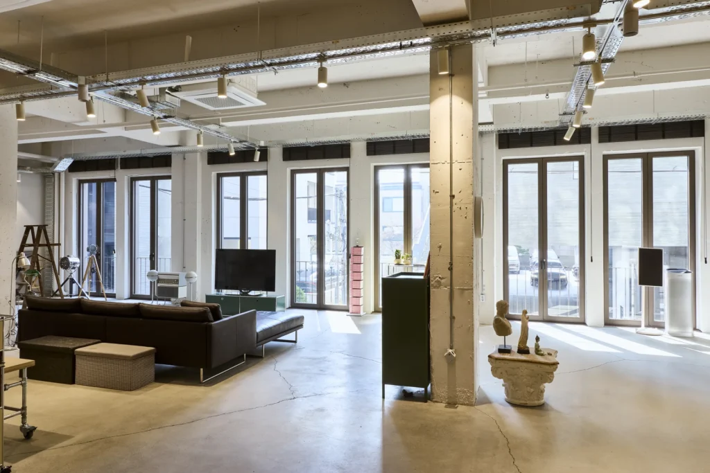 자연광이 들어오는 창가와 소품이 배치된 하루킴 스튜디오 실내 공간 Daylight window area and styled props inside Studio HaruKim production studio