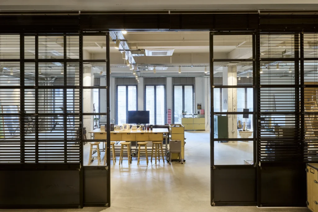 가구와 촬영 소품이 있는 하루킴 스튜디오 라운지형 촬영 공간 Lounge-style shooting area with furniture and props inside Studio HaruKim Seoul