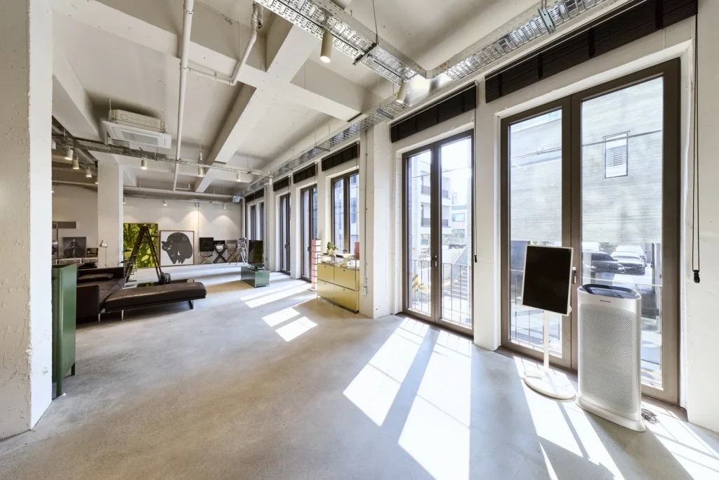 큰 창과 화이트 인테리어가 있는 하루킴 스튜디오 자연광 촬영 공간 White daylight studio interior with large windows at Studio HaruKim