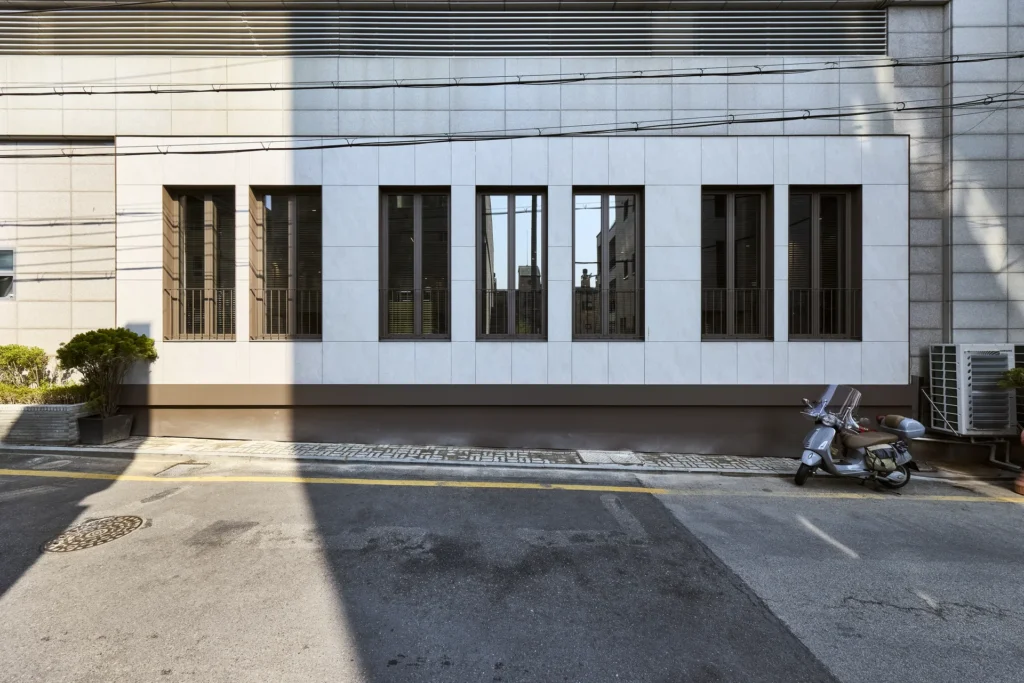 하루킴 스튜디오 입구와 화이트 월이 보이는 실내 촬영 공간 Interior shooting space at Studio HaruKim showing the entrance area and white studio wall