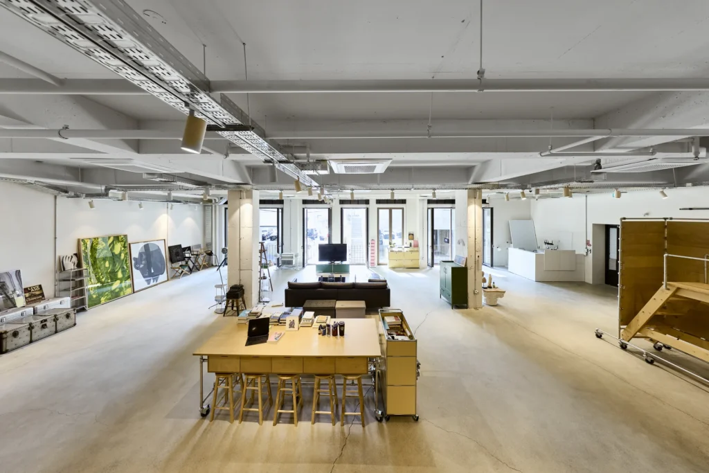 테이블과 가구가 배치된 하루킴 스튜디오 실내 프로덕션 공간 Studio HaruKim interior production space with tables, furniture and open shooting area